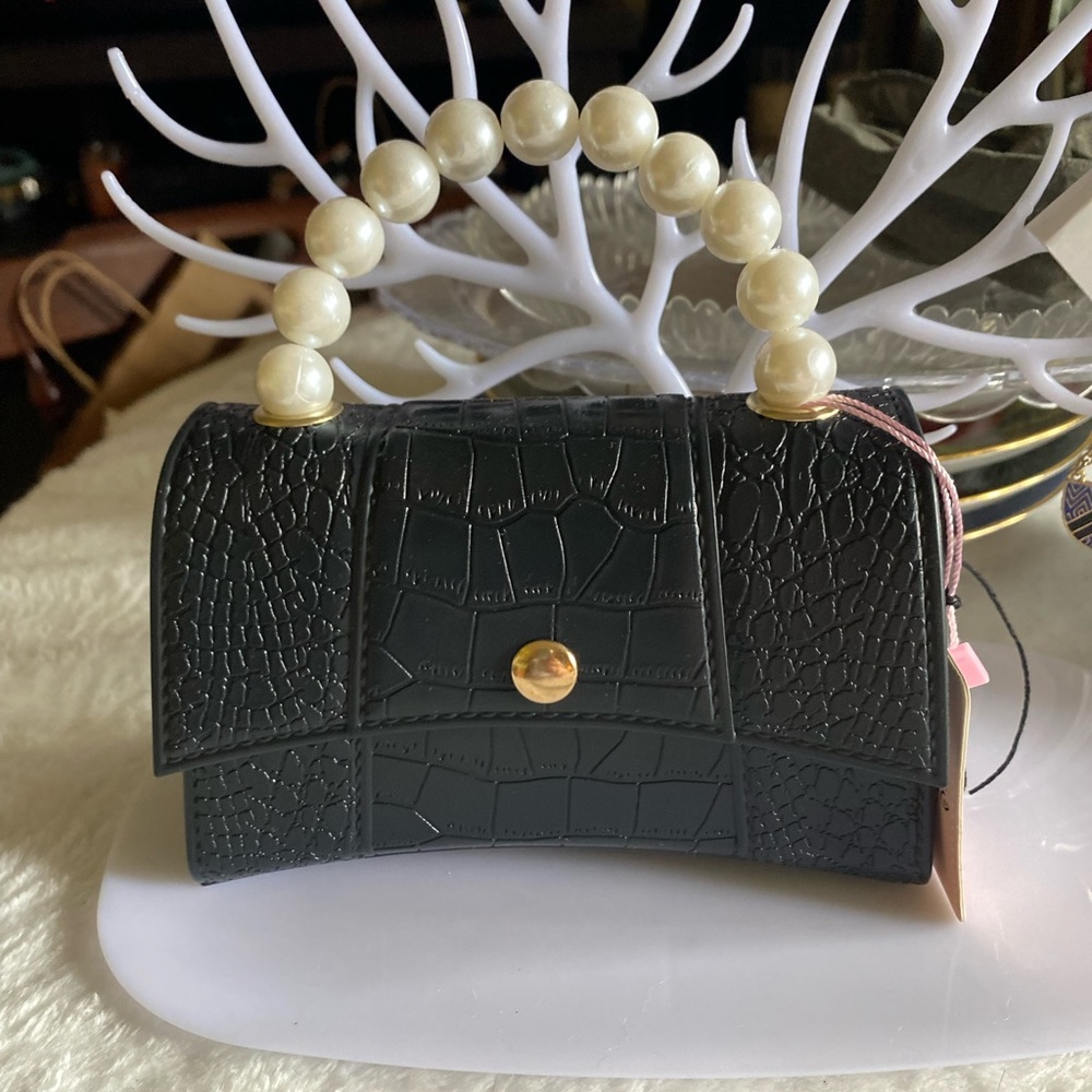 🎈NWT Black Bag with Pearl Handle and clip closer